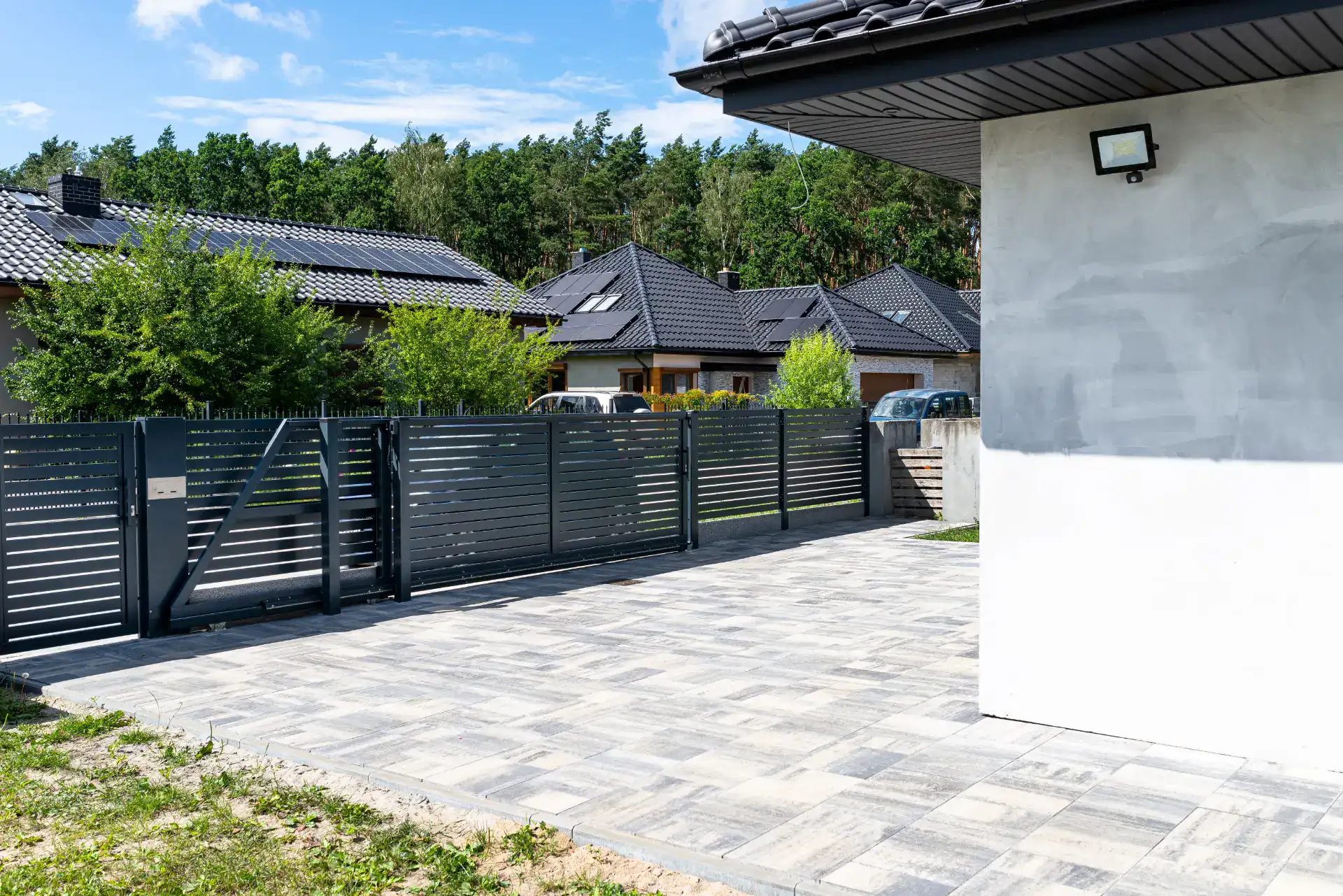 Indkørselsdesign med moderne flisebelægning og flot hegn. Professionel tømrerarbejde til holdbare og.